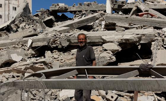 Mohammad Al-Saleh inspecciona su casa destruida en el barrio de Sheikh Radwan, en el norte de la Franja de Gaza.
